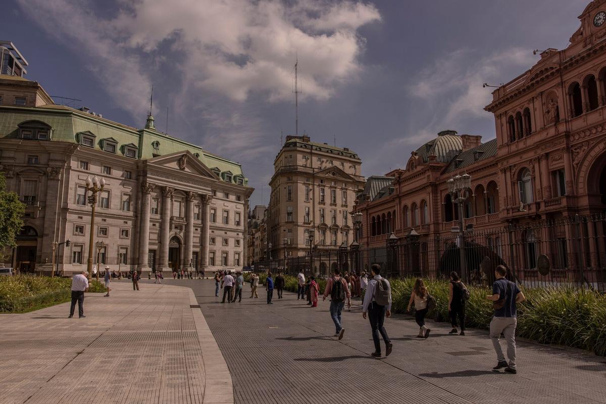 Peatones en la Plaza de Mayo, cerca de la residencia presidencial de la Casa Rosada