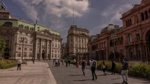 Peatones en la Plaza de Mayo, cerca de la residencia presidencial de la Casa Rosada