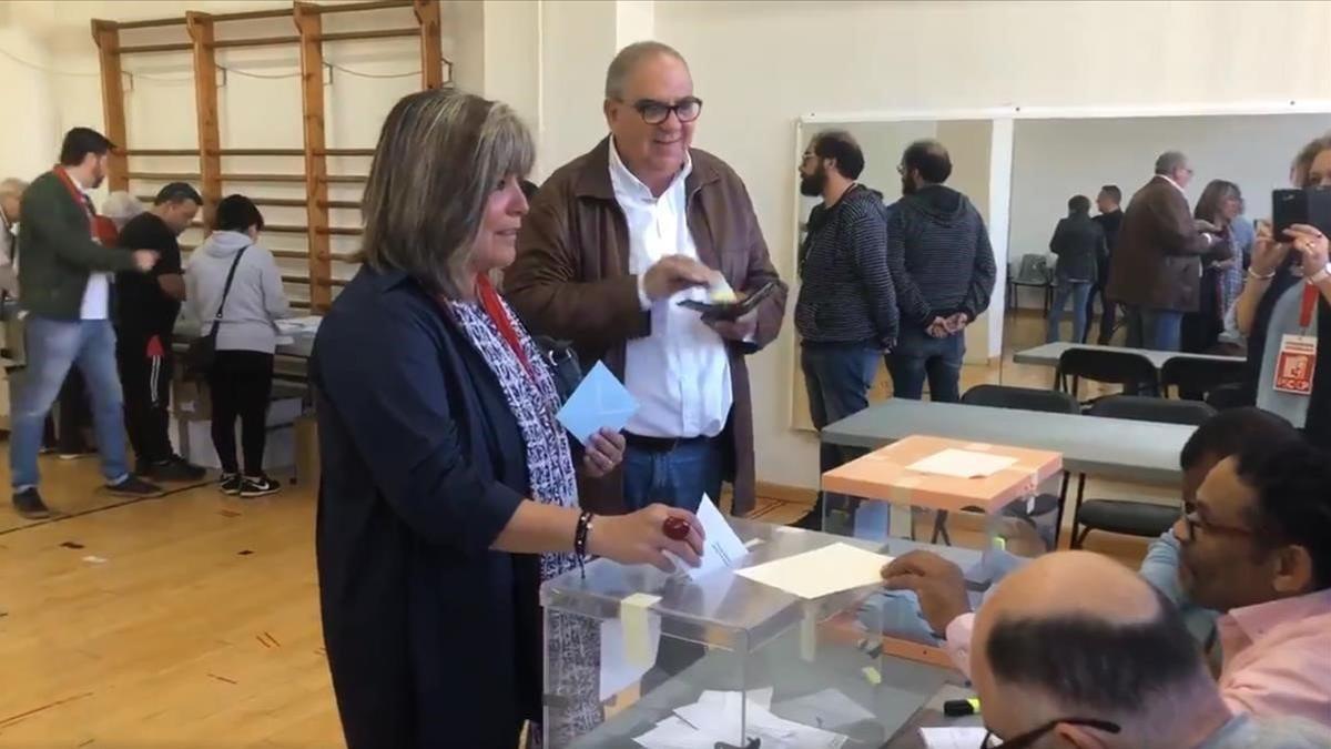 Núria Marín vota en un colegio electoral de L'Hospitalet.