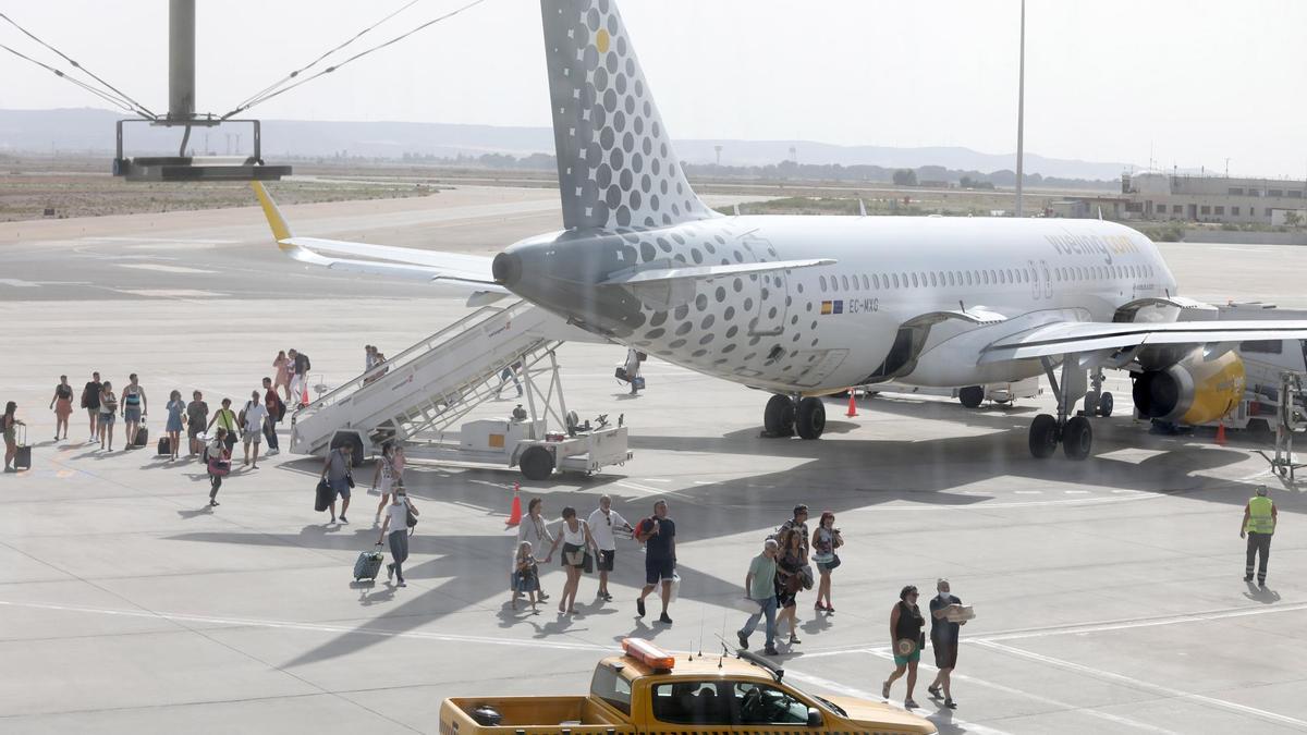 Pasajeros bajando de un avión de Vueling en el aeropuerto de Zaragoza.