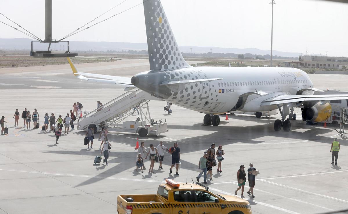 Pasajeros bajando de un avión de Vueling en el aeropuerto de Zaragoza.
