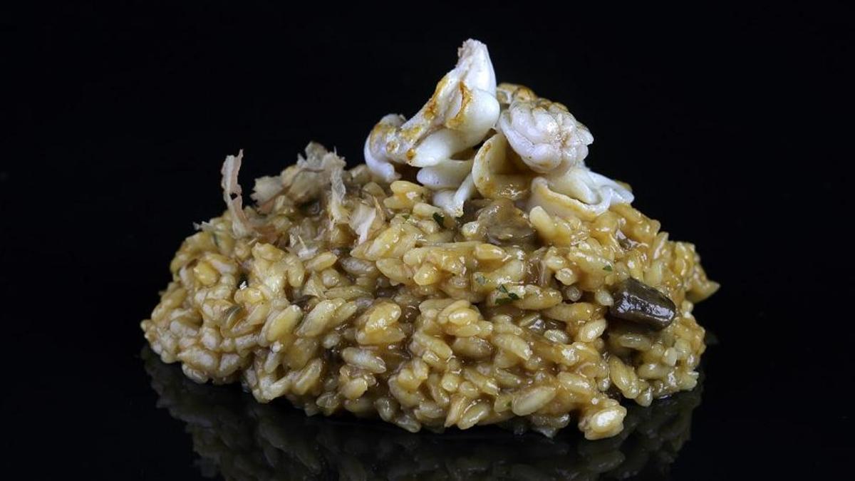 El arroz cremoso de galeras, alcachofas y 'espardenyes' del restaurante Les Moles (Ulldecona), con una estrella Michelin.