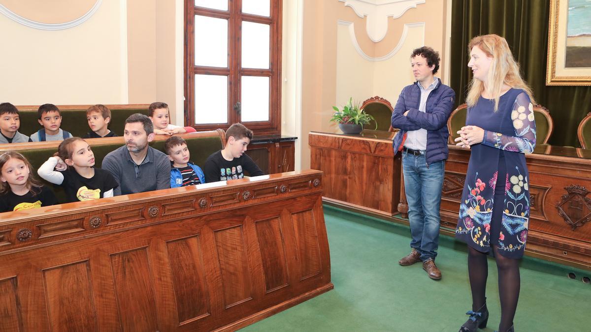 La alcaldesa de Castelló, Amparo Marco, y el concejal de Educación, Francesc Mezquita, con unos estudiantes en el salón de plenos.