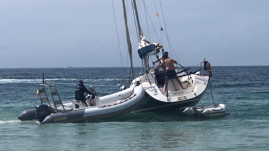 Un velero vara cerca de la orilla en la playa canguesa de Barra