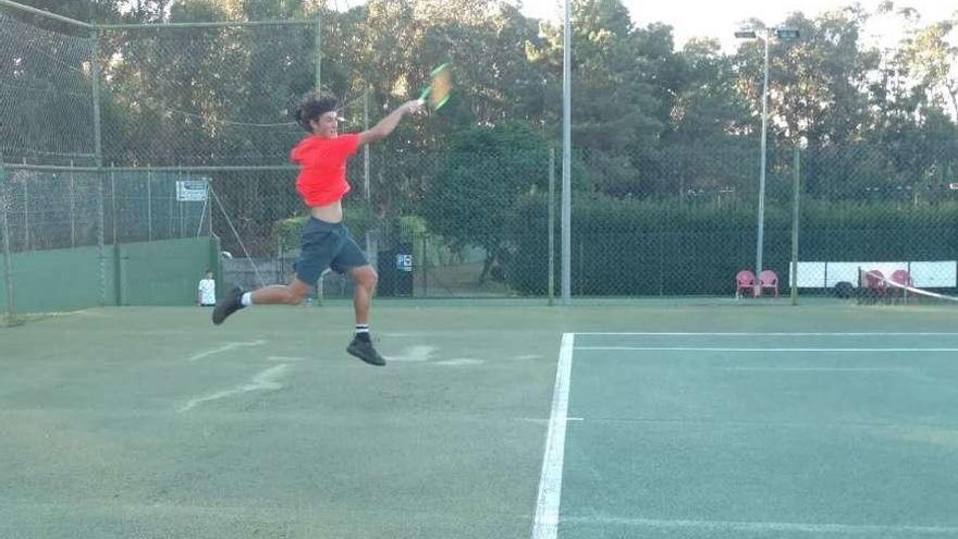 Allan Deschamps durante su partido de ayer contra Wendelken. // FdV