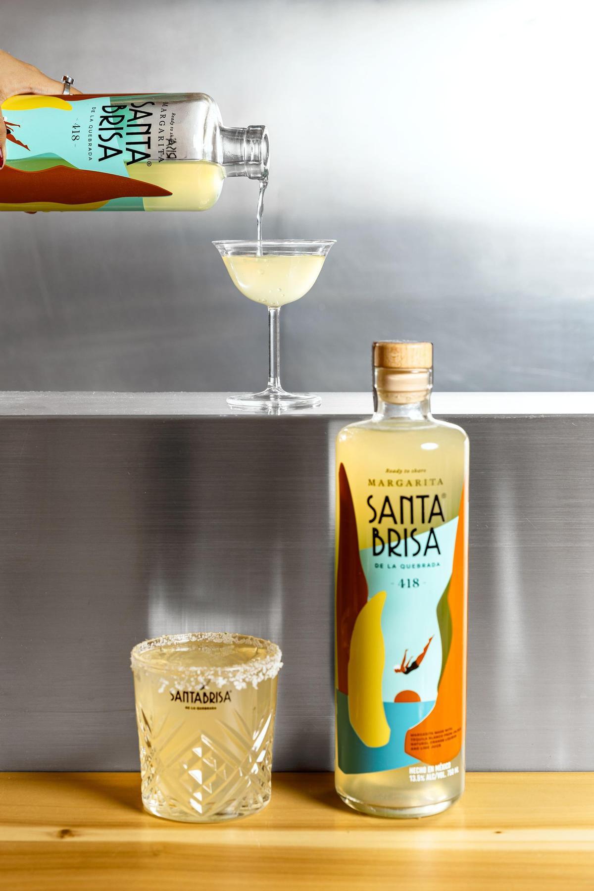 Una botella de Santa Brisa con una muestra del cóctel sirviéndose
