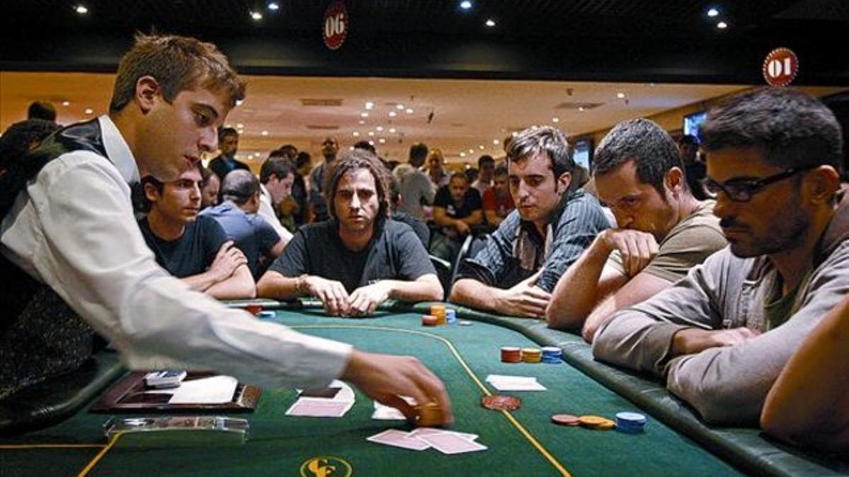 Jugadores de póquer en el Casino de Barcelona, que explota el Grupo Peralada.