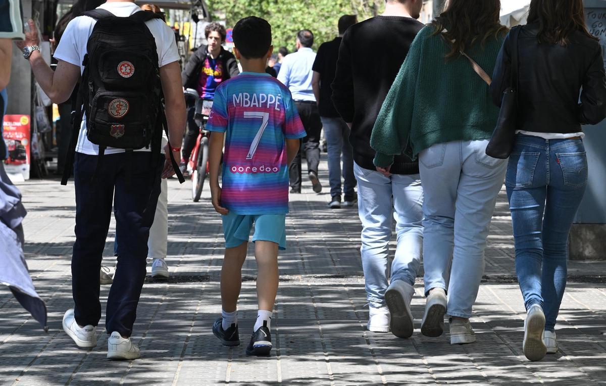 Aficionados del PSG con discreción por la Barceloneta