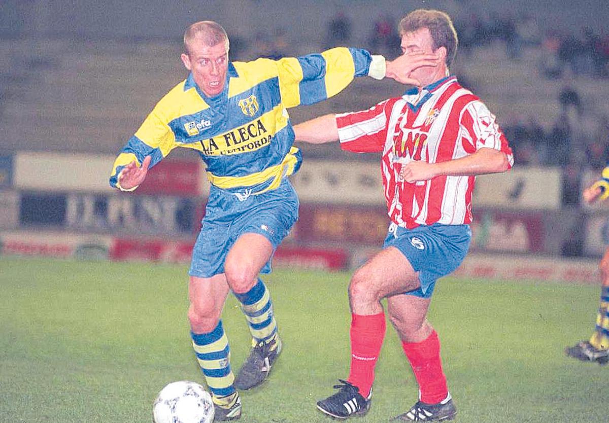 Solà, en acció amb el Palamós en un partit contra el Vilassar el 1997.