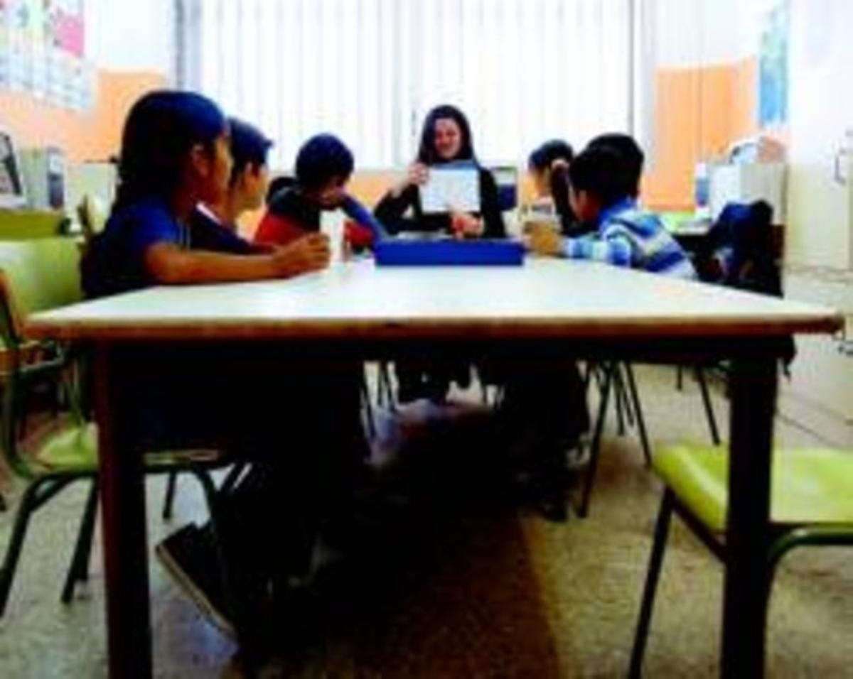 Diversos nens immigrants nouvinguts assisteixen a Badalona a classe en una aula d’acollida. Diversos nens immigrants nouvinguts assisteixen a Badalona a classe en una aula d’acollida.