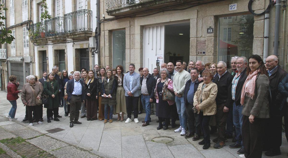 Vecinos y autoridades en la entrada  ayer, de la antigua Casa da Maxia, ahora sede vecinal. | IÑAKI OSORIO