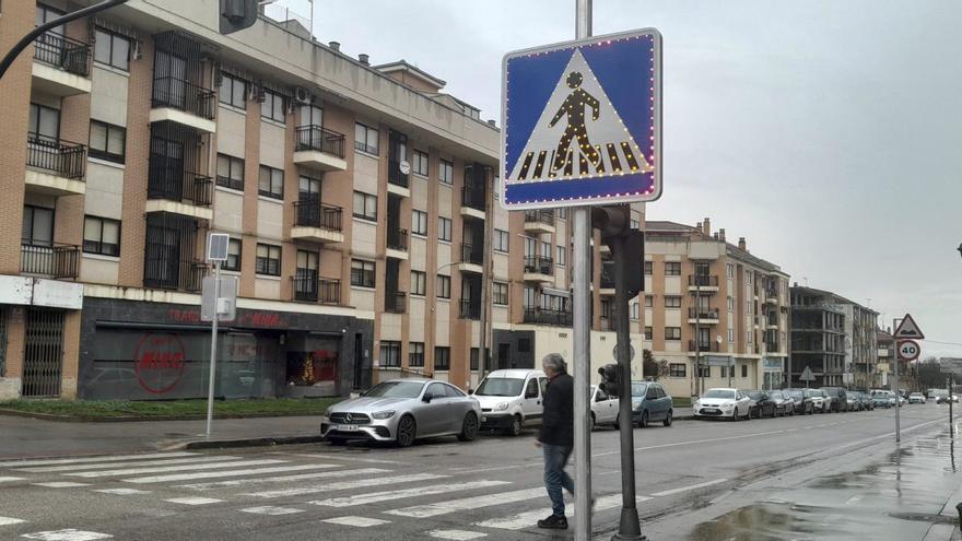 Un vecino cruza por uno de los pasos de peatones de la carretera Medina de Rioseco con señal luminosa. | C. T.