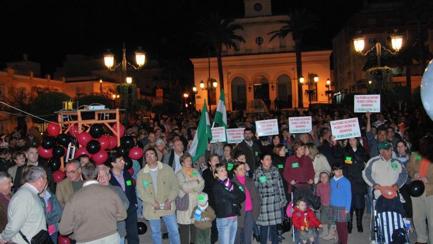 Manifestantes en la plaza de la Iglesia por la segregación de San Pedro.