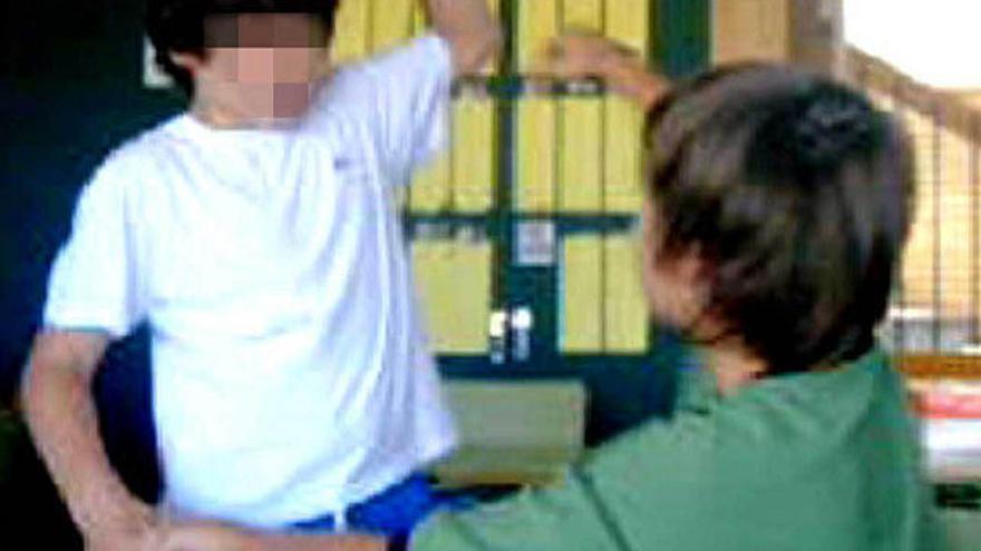 Imagen de vídeo que recoge una de las presuntas agresiones en el Colegio Suizo, en Alcobendas. / efe