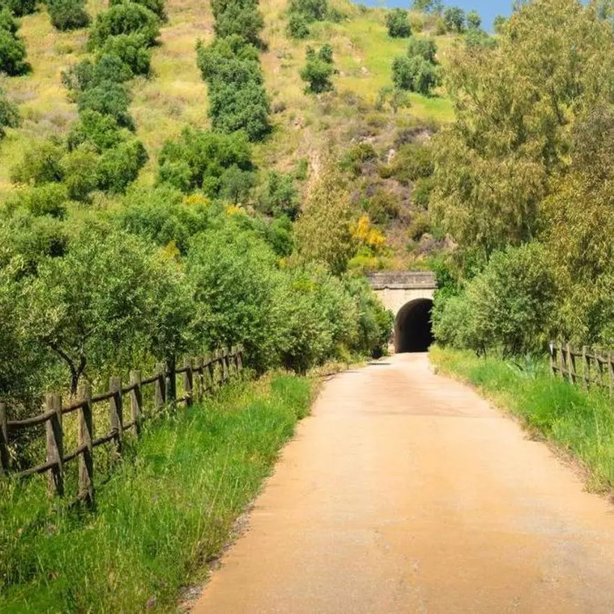 La Vía Verde perfecta para un fin de semana está en Andalucía: 36 kilómetros entre dos sierras y 30 túneles excavados en la roca caliza