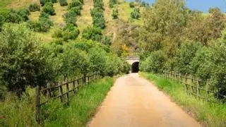 La Vía Verde perfecta para un fin de semana está en Andalucía: 36 kilómetros entre dos sierras y 30 túneles excavados en la roca caliza