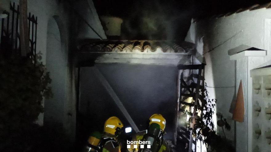 Crema el garatge d&#039;una casa adossada a Castelló d&#039;Empúries