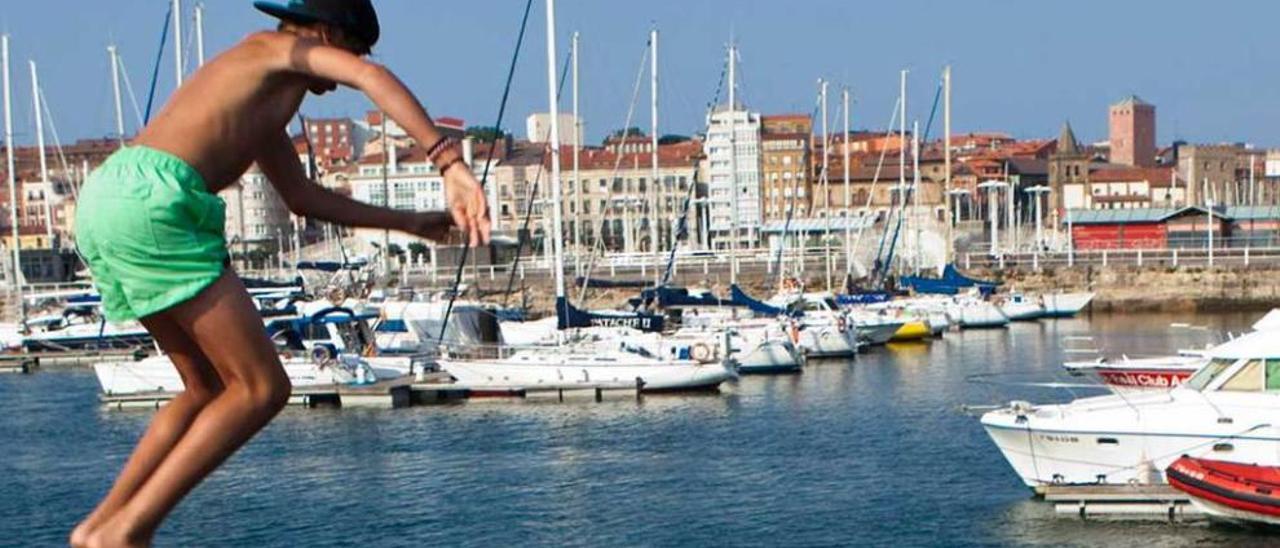 Un bañista, lanzándose al agua en el Puerto Deportivo la semana pasada.