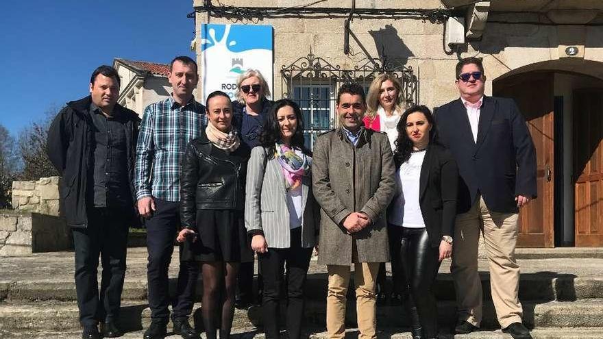 Luis López con técnicos del GDR comarcal y del grupo de Bucovina de Munte, ayer, en Rodeiro.