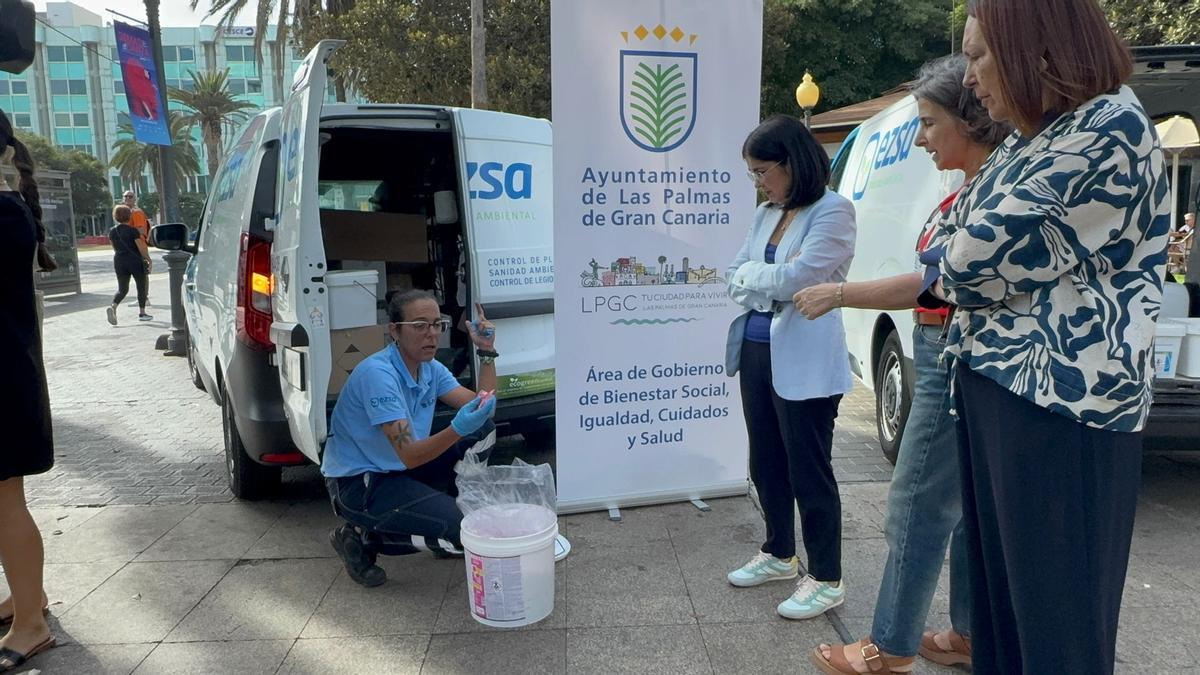 Una de las operarias detalla las características de los productos utilizados.