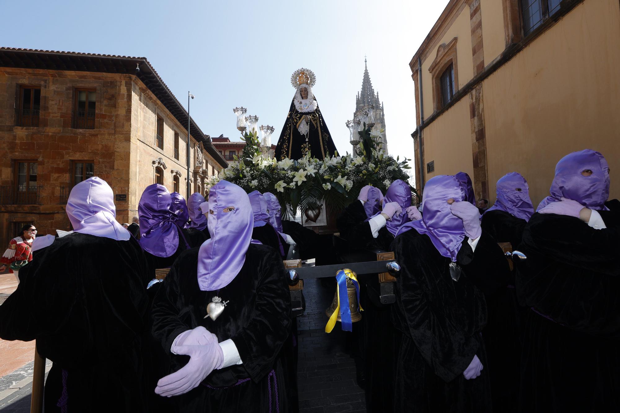 EN IMÁGENES: Así fue la procesión de la Soledad en la Semana Santa de Oviedo
