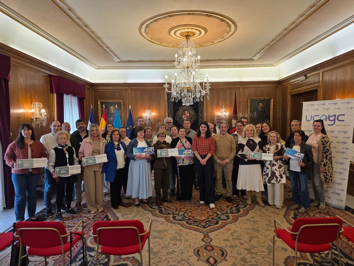La concejala de Turismo y Comercio, Raquel Ruíz, y el tesorero de la UCAYC, Julio Álvarez, junto a los premiados por participar en la iniciativa.