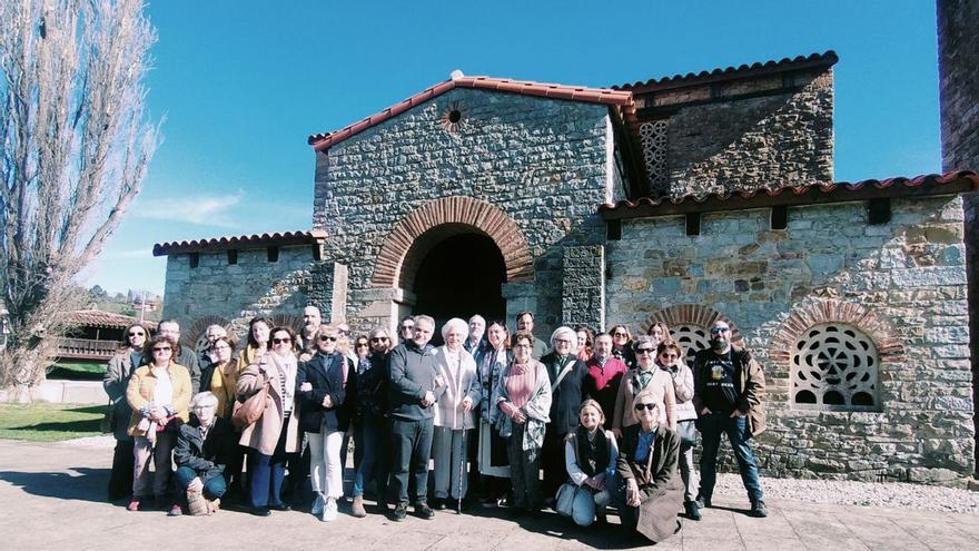 Los Amigos del Reino Astur, posando delante de Santa María de Bendones.