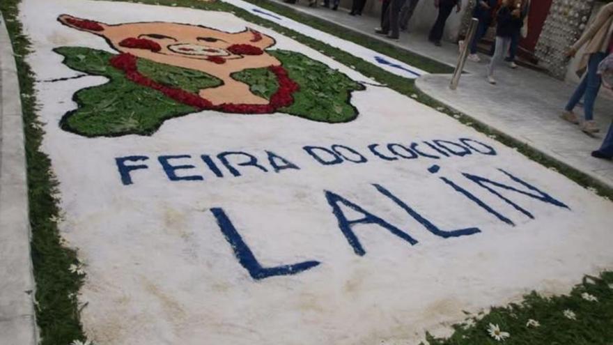 Citas dezás, motivos florais en Burela. A Asociación Cultural Burela Floral dedicou ás festas gastronómicas varias alfombras elaboradas con motivo das celebracións patronais da localidade lucense. Entre as citas representadas están a Feira do Cocido de Lalín e a Festa da Paella de Cortegada (Silleda).