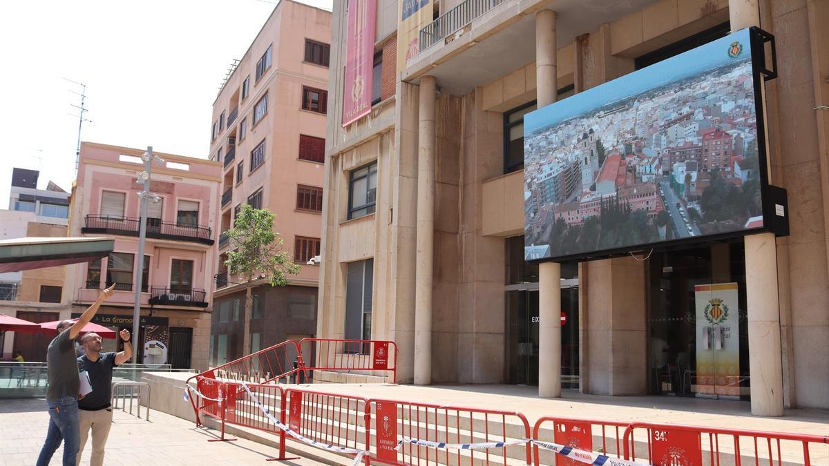 Zona vallada en la fachada del ayuntamiento de Vila-real