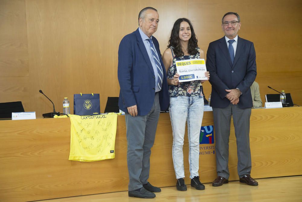 Entrega de las becas Endavant Formació del Villarreal CF