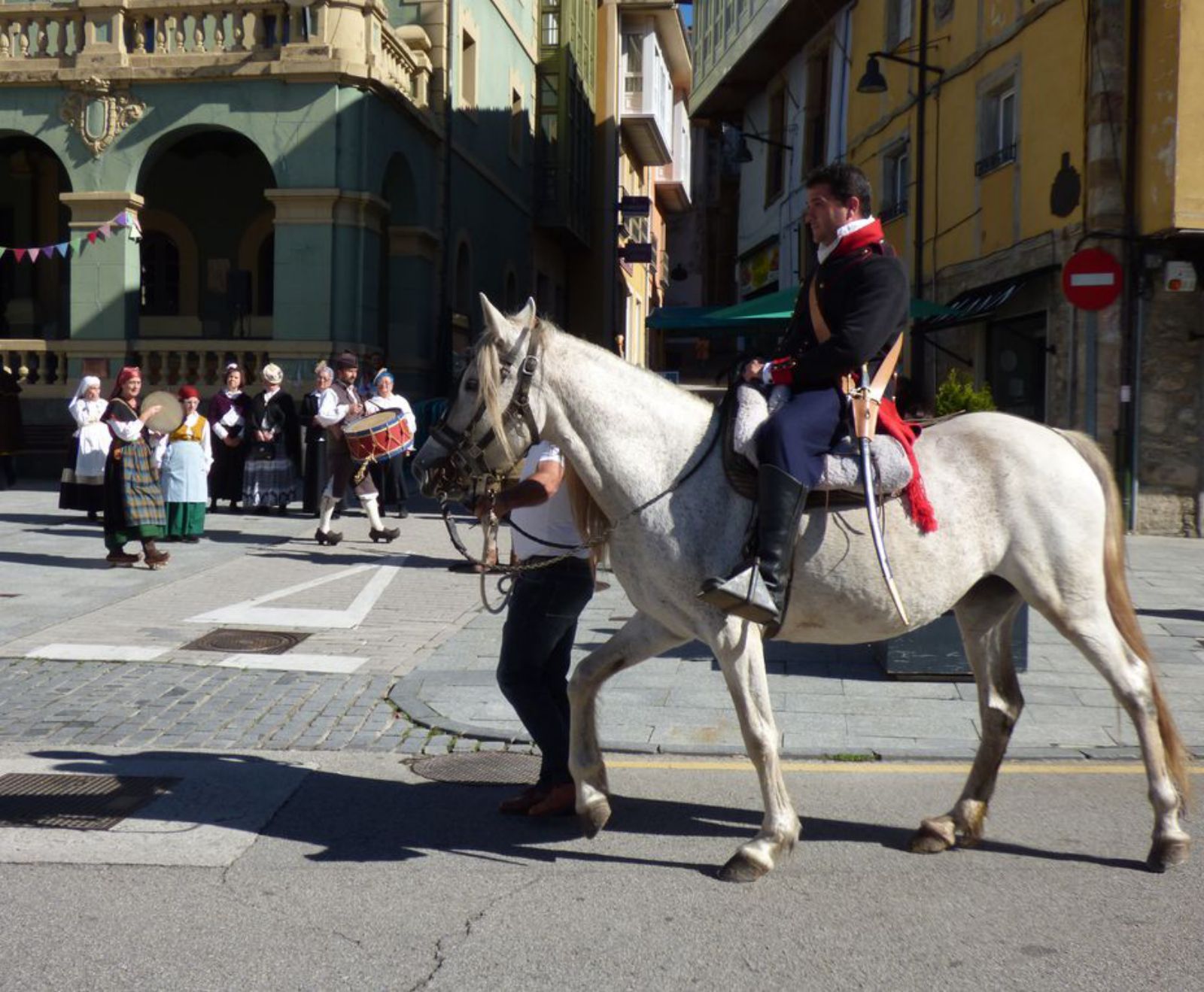 La llegada de Riego (Pedro Villanueva) a caballo a la plaza del Ayuntamiento. 