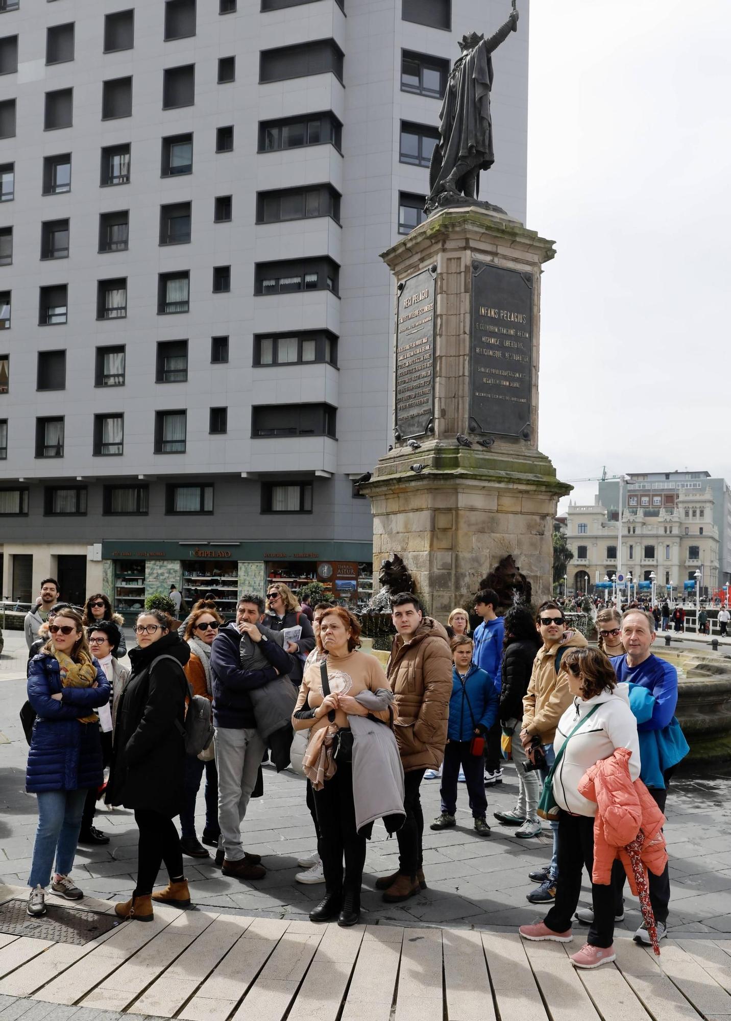 El ambiente en Gijón por Semana Santa, en imágenes