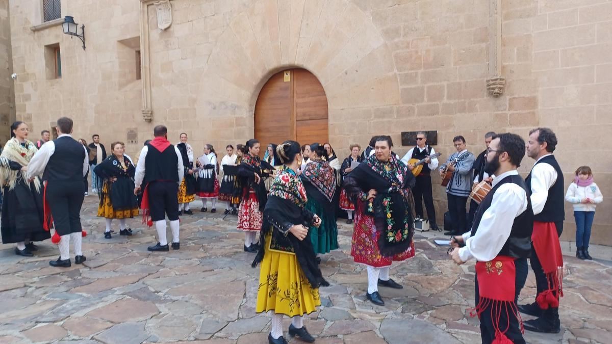 El grupo de coros y danzas el pasado sábado en la Plaza de Santa María.