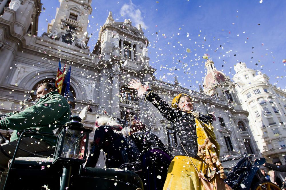 La cabalgata de las Magas de Enero, tradición republicana rescatada con polémica por El Micalet, volvió a recorrer las calles de Valencia como alternativa laica a la cabalgata de Reyes.