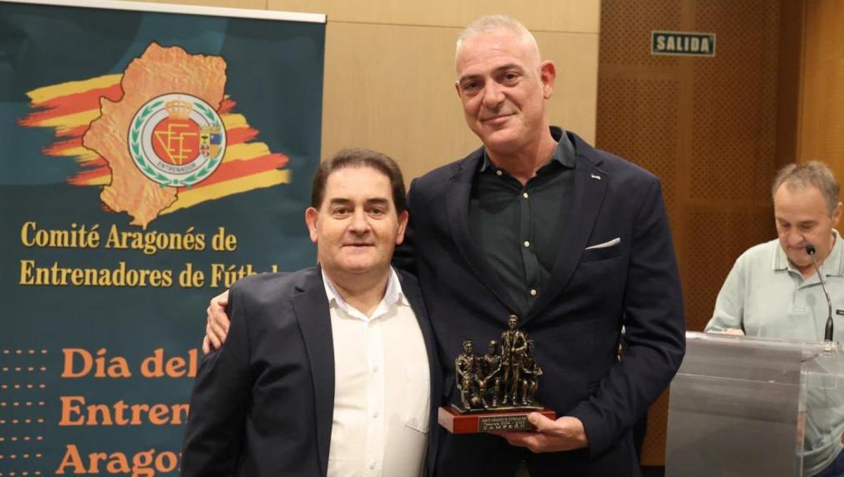 Humberto Arto, a la derecha, en una entrega de premios del Comité Aragonés de Entrenadores de Fútbol.