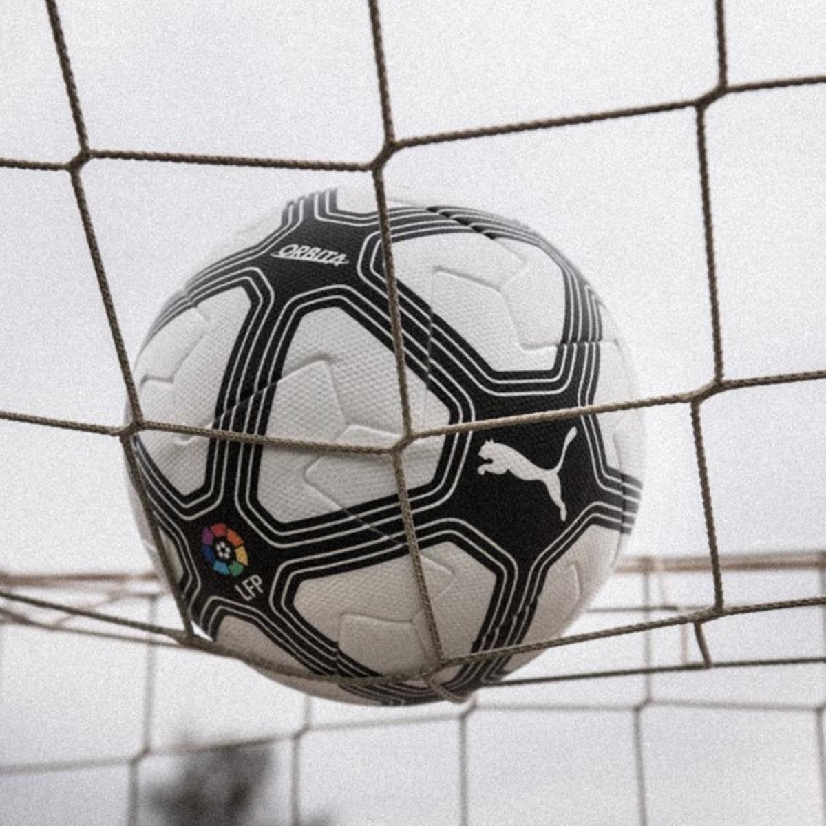 Balón retro con el que se disputará la jornada 35 de Liga en El Arcángel, entre el Córdoba CF y el Real Zaragoza.