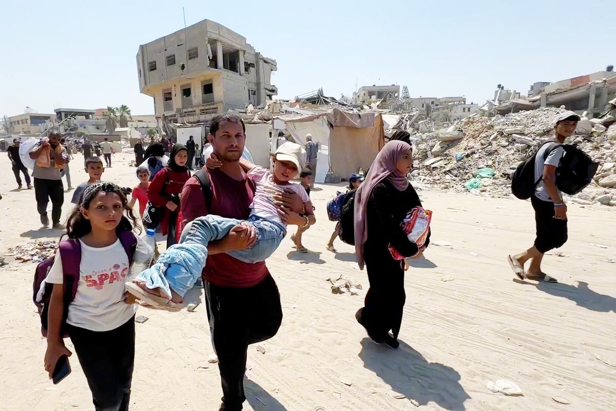 IMÁGENES SENSIBLES | Palestinos huyen de Khan Younis este lunes por los bombardeos de Israel
