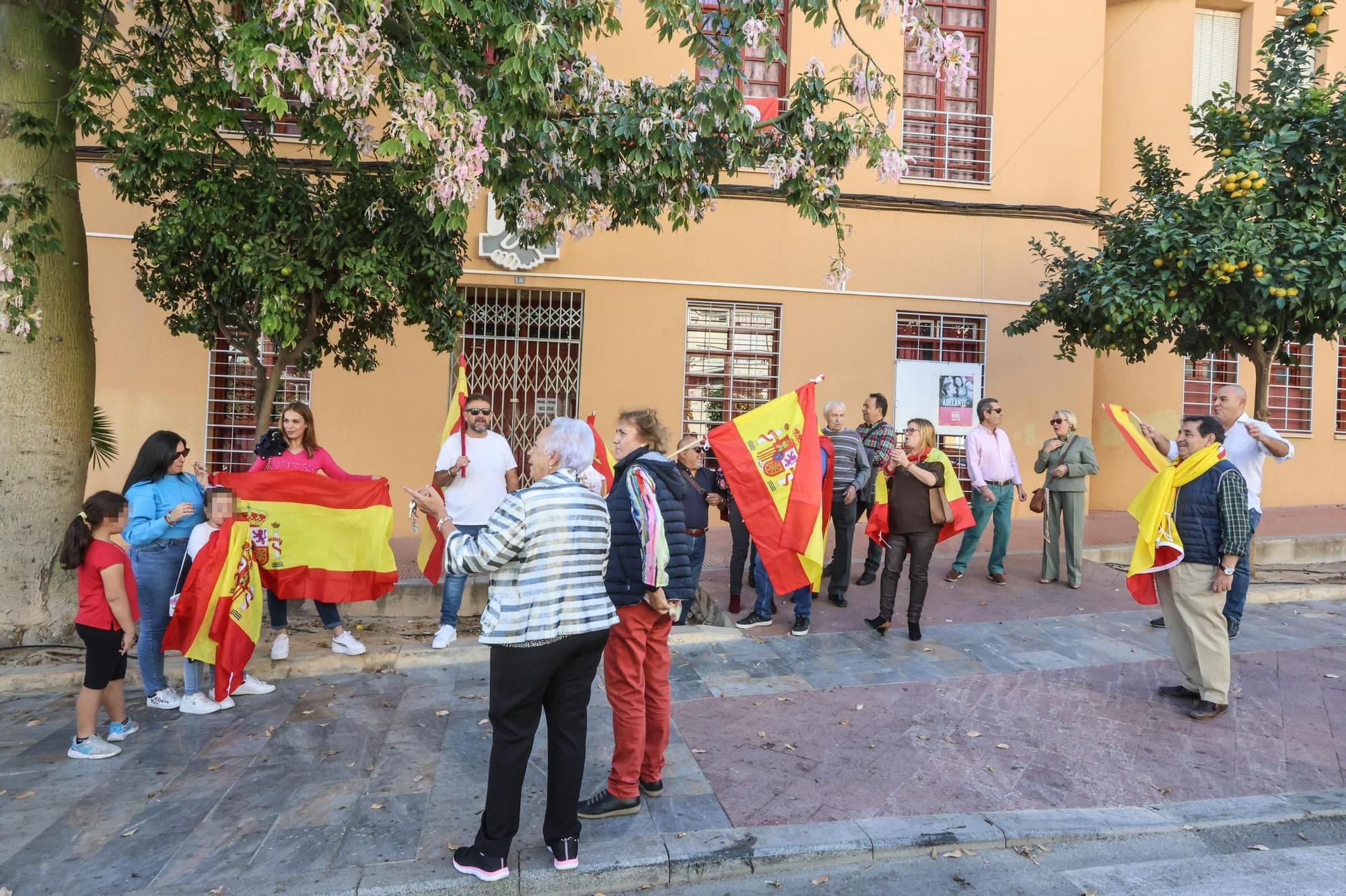 Las imágenes de la concentración contra la amnistía frente a la sede del PSOE en Callosa de Segura
