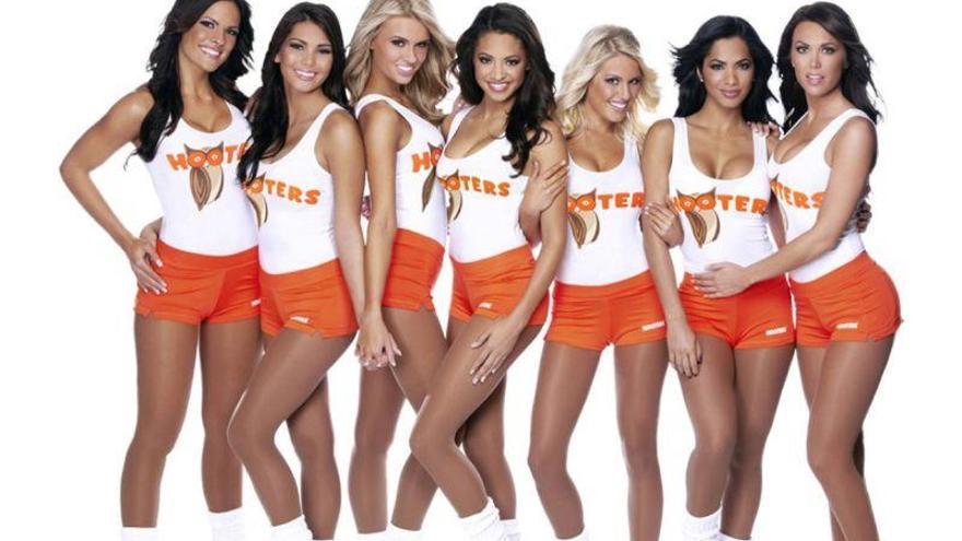 Expediente a Hooters por el uniforme de las camareras