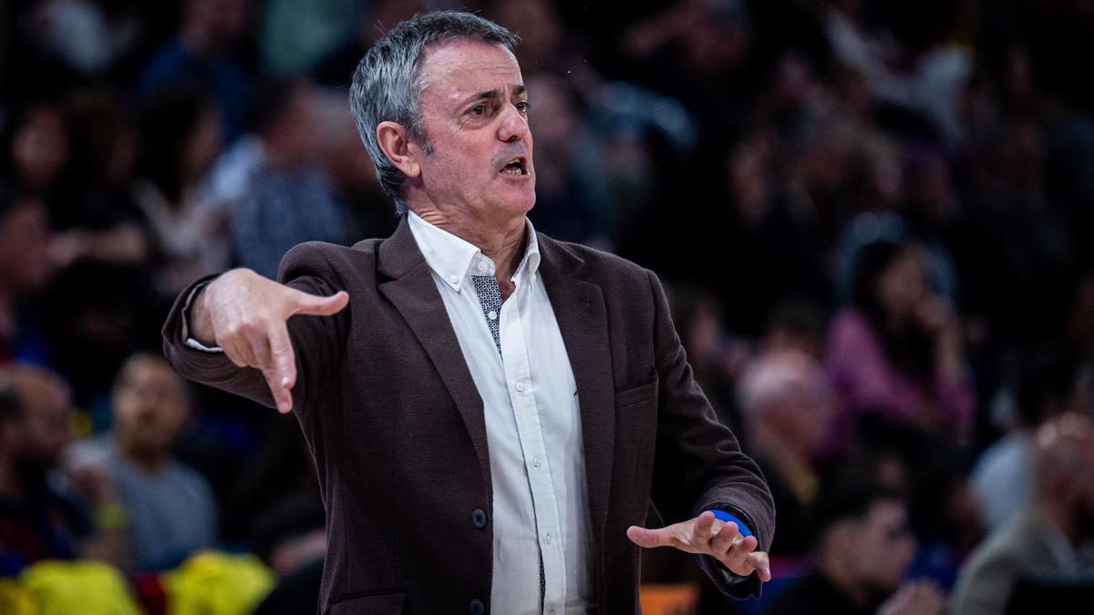 Porfirio Fisac gesticula en una acción del duelo entre el Casademont y el Barcelona