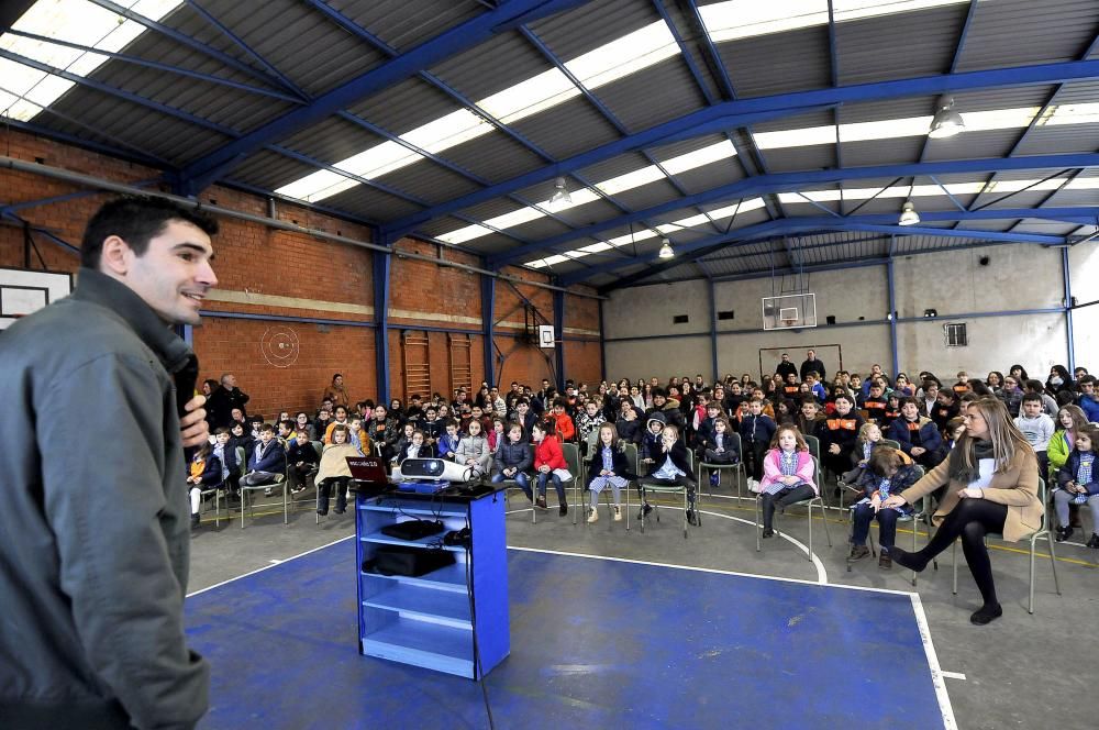 Visita del jugador de baloncesto Saúl Blanco al colegio Lastra de Mieres