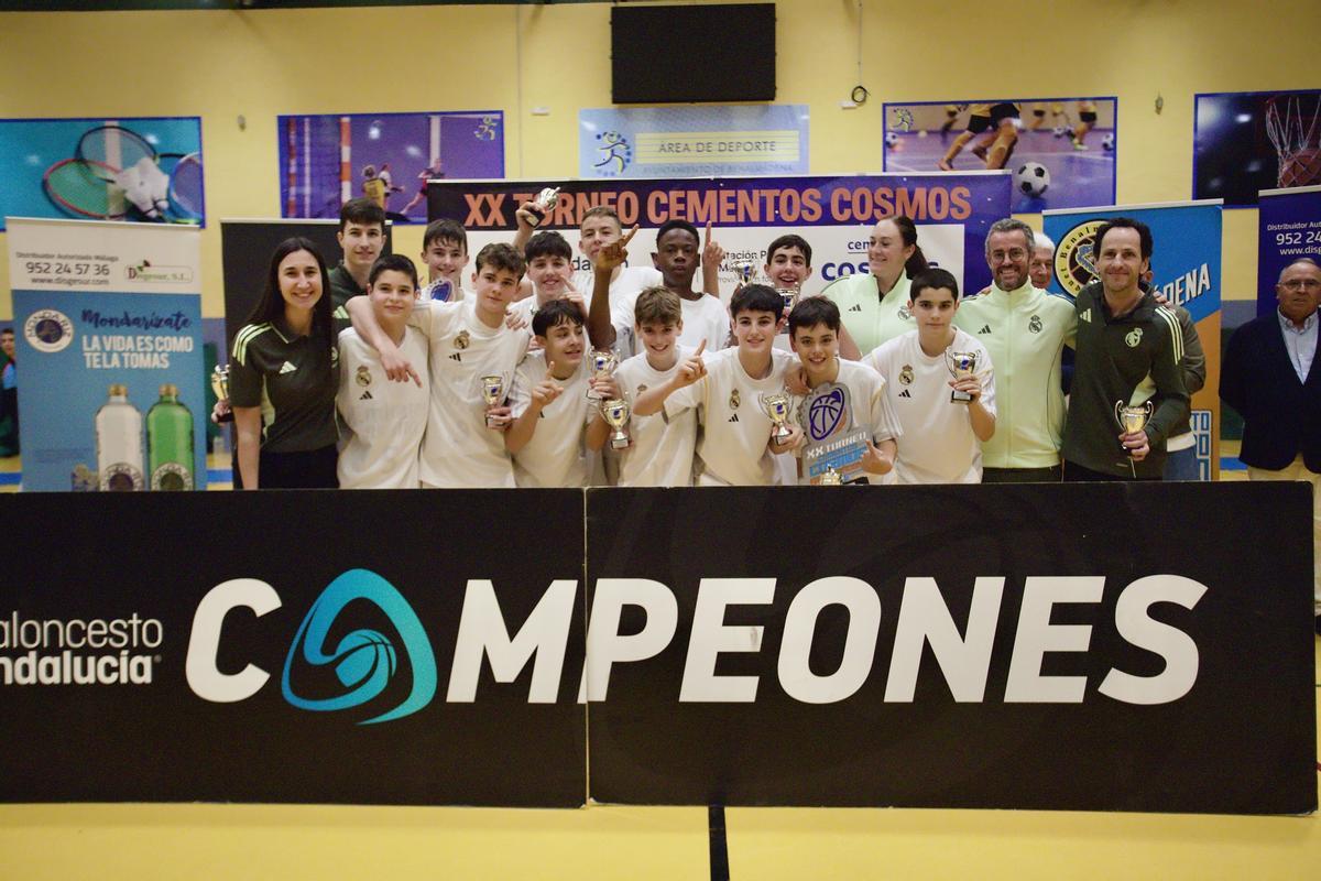 El Real Madrid venció en categoría masculina y así festejó su nuevo título.