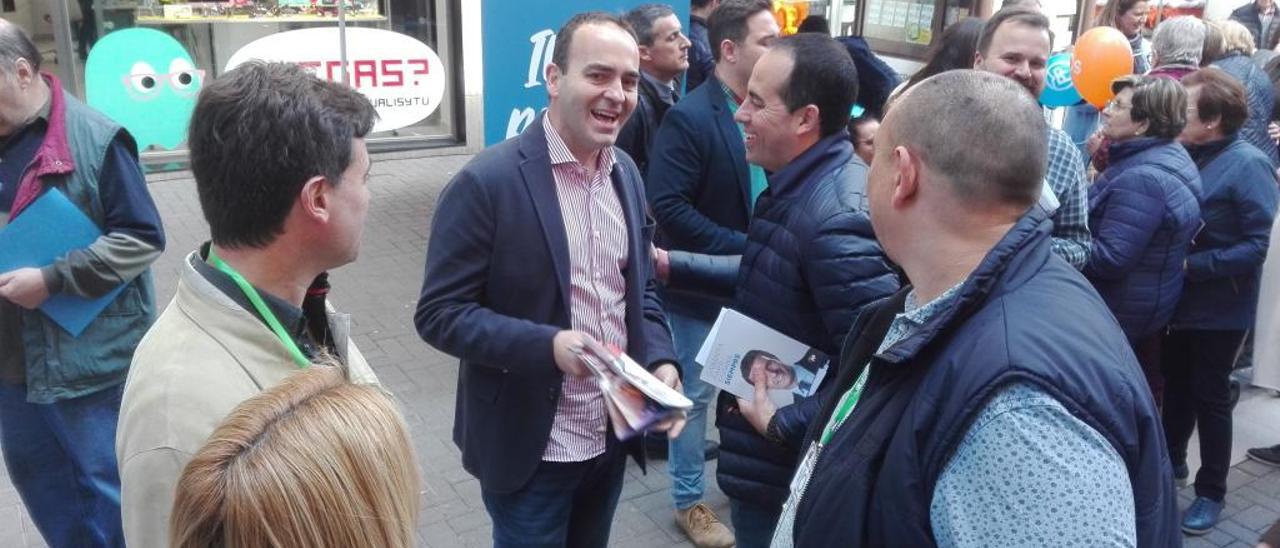 Afiliados a VOX junto a Domingo Vicent (Cs) y Héctor Folgado (PP) en Vila-real.