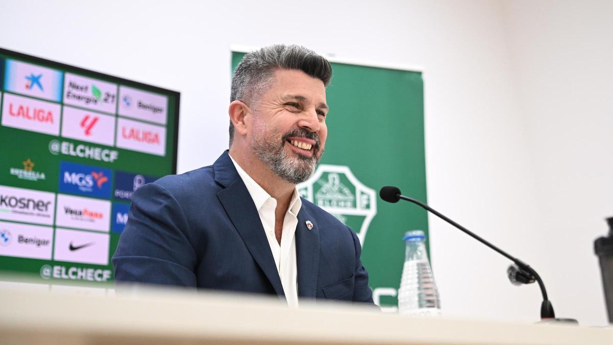 El propietario del Elche CF, Christian Bragarnik, muestra su confianza en su "director de orquesta"  Eder Sarabia