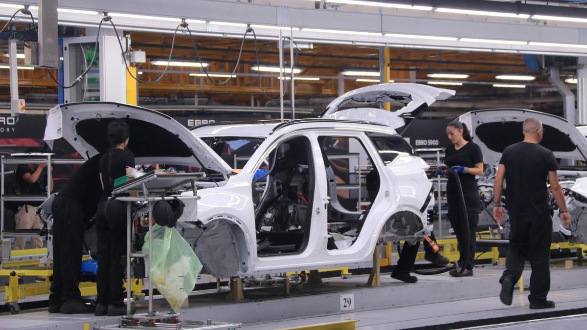 Cotxe en producció a la nova línia M1 d'Ebro a la Zona Franca