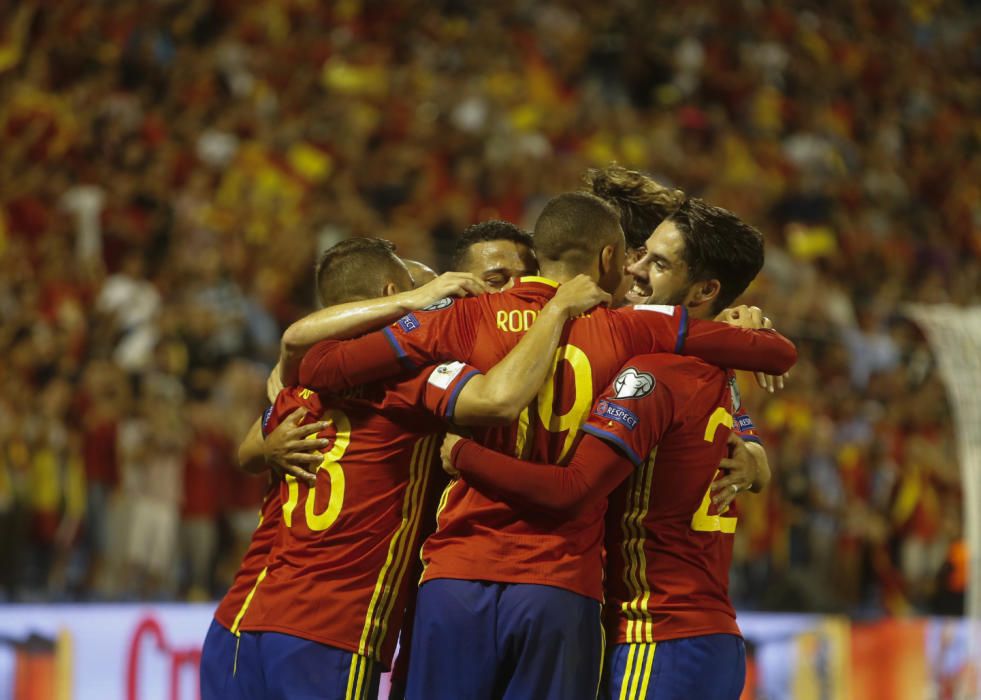 Los jugadores de la Selección celebran el gol de Rodrigo