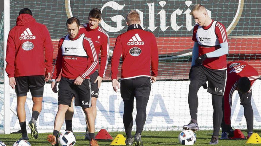 Los jugadores del Celta se preparan para iniciar el entrenamiento de ayer en A Madroa antes de emprender viaje a Sevilla. // Ricardo Grobas