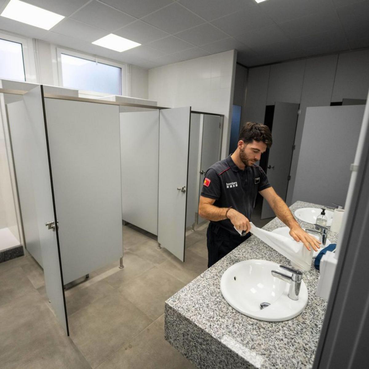 La Generalitat construirà vestidors mixtos en els 150 parcs de bombers