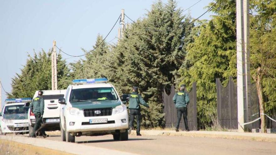 Varias unidades de la Guardia Civil durante la investigación de la zona donde apareció el cadáver.