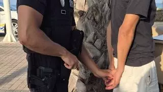 Sorprendidos tres atracadores cuando asaltaban a dos turistas alemanes junto a un cajero automático en la 'calle del  Jamón' de la Playa de Palma